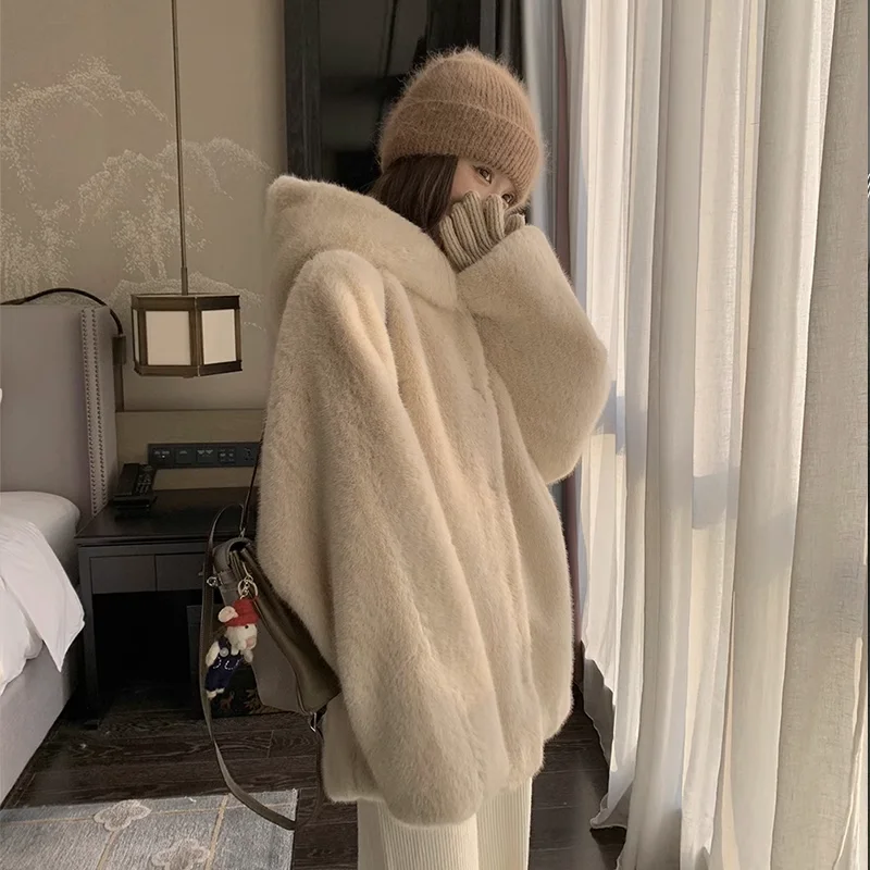 Модное элегантное пальто из искусственного меха - Фотография_4