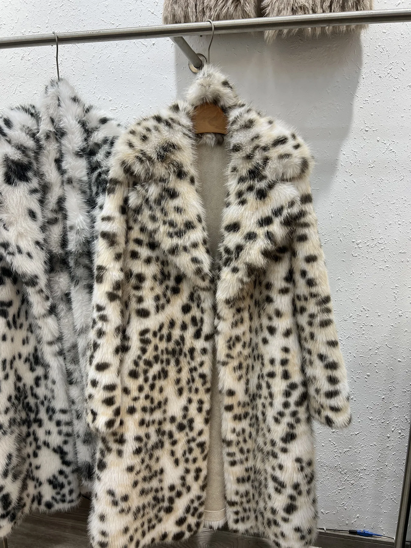 Женское пальто с отложным воротником из искусственного меха норки - Фотография_3