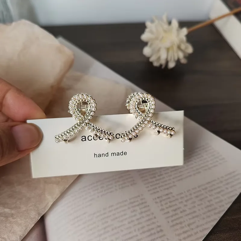 Элегантный металлический зажим с жемчугом и кристаллами - Фотография_5