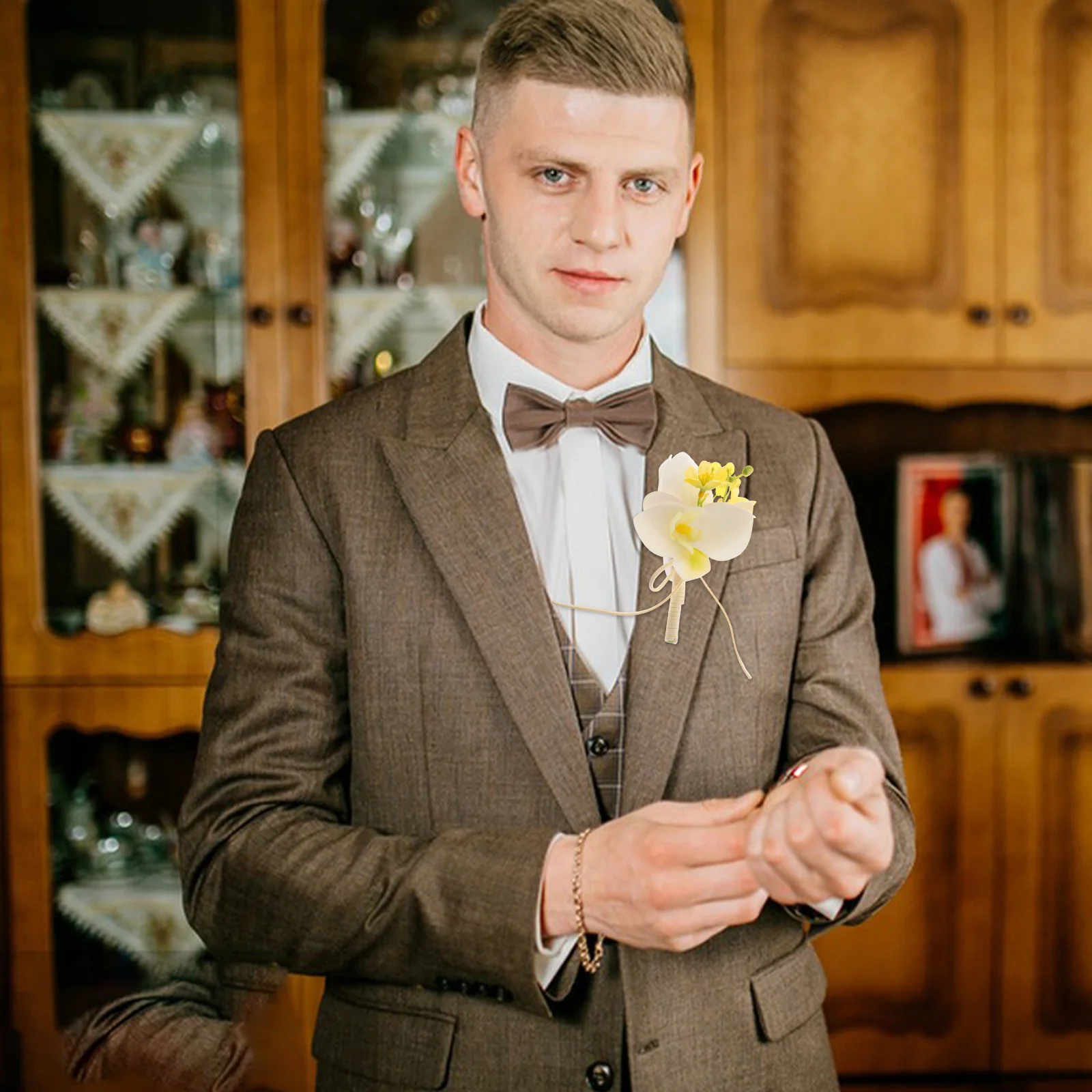 Брошь с цветком на лацкане - Фотография_3