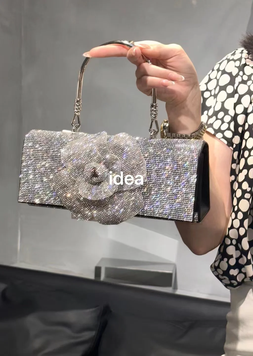 Квадратная сумка с блестками и бриллиантами и цветочным принтом - Фотография_2