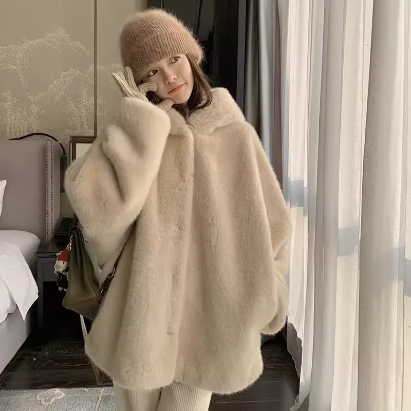 Модное элегантное пальто из искусственного меха - Фотография_3