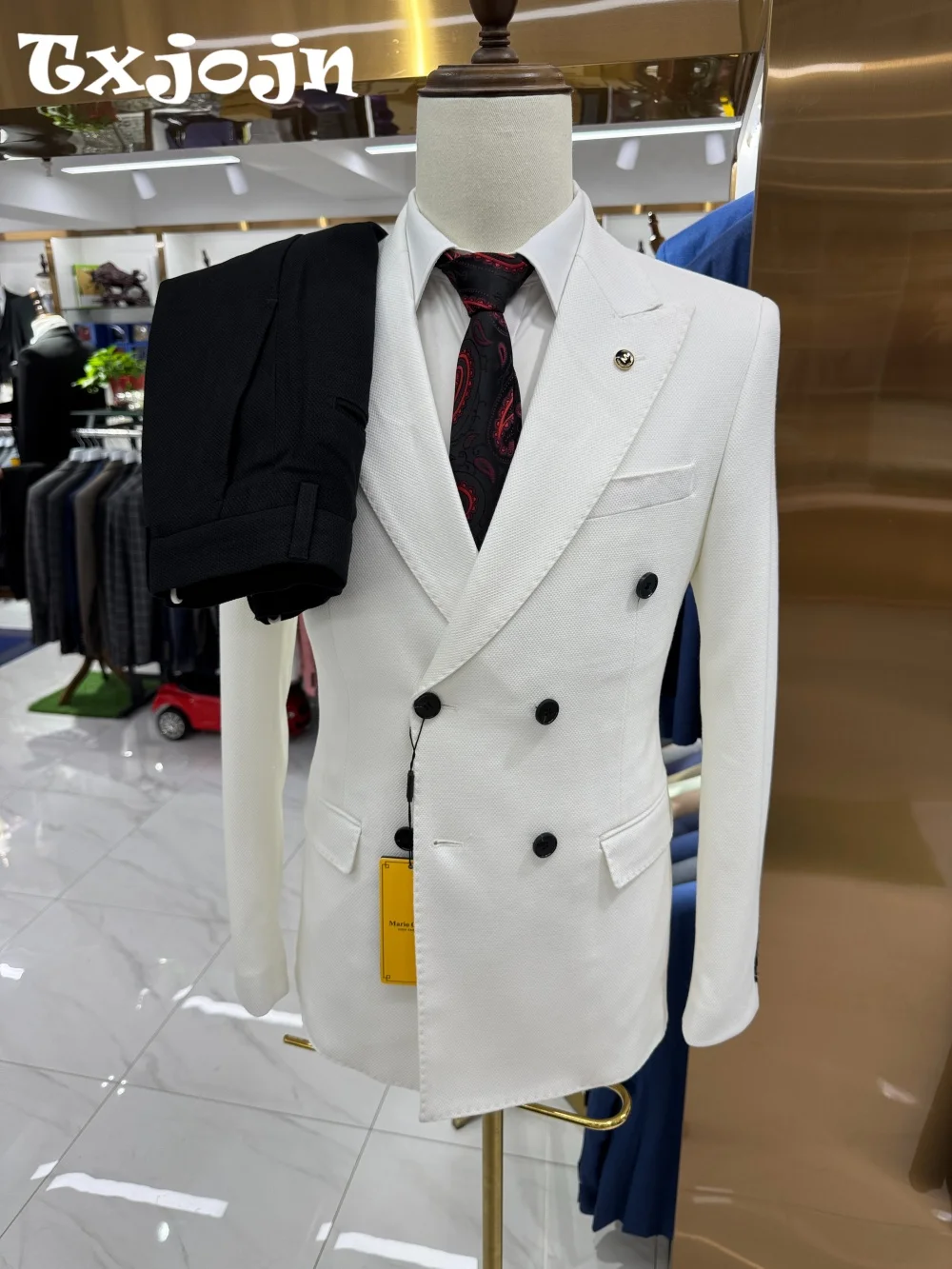 Классический двубортный мужской костюм - Фотография_5