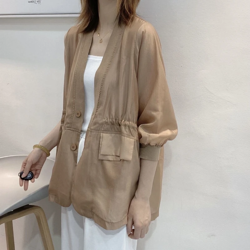 Женский черный блейзер с поясом и v-образным вырезом - Фотография_6