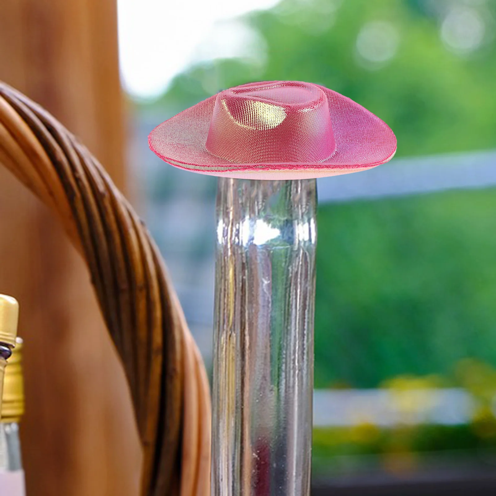 Шляпа с бутылкой вина