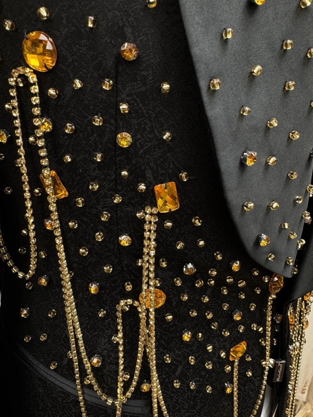 Новый золотой костюм с кисточками из бисера - Фотография_2