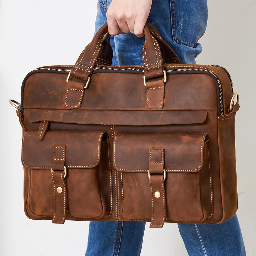 Новый мужской портфель в деловом
