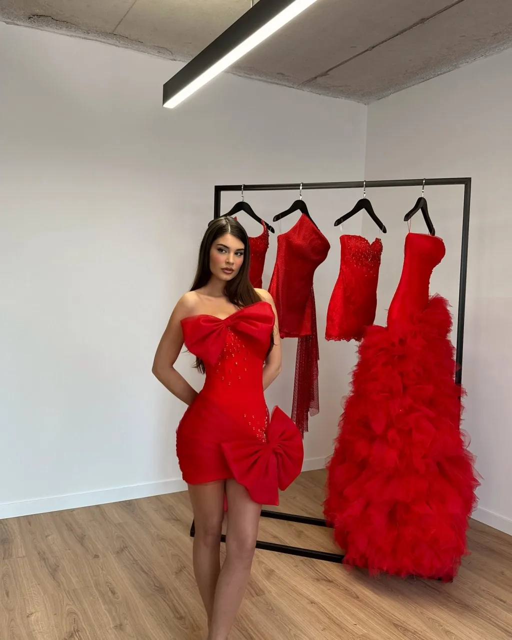 Красное мини-платье без бретелек - Фотография_4