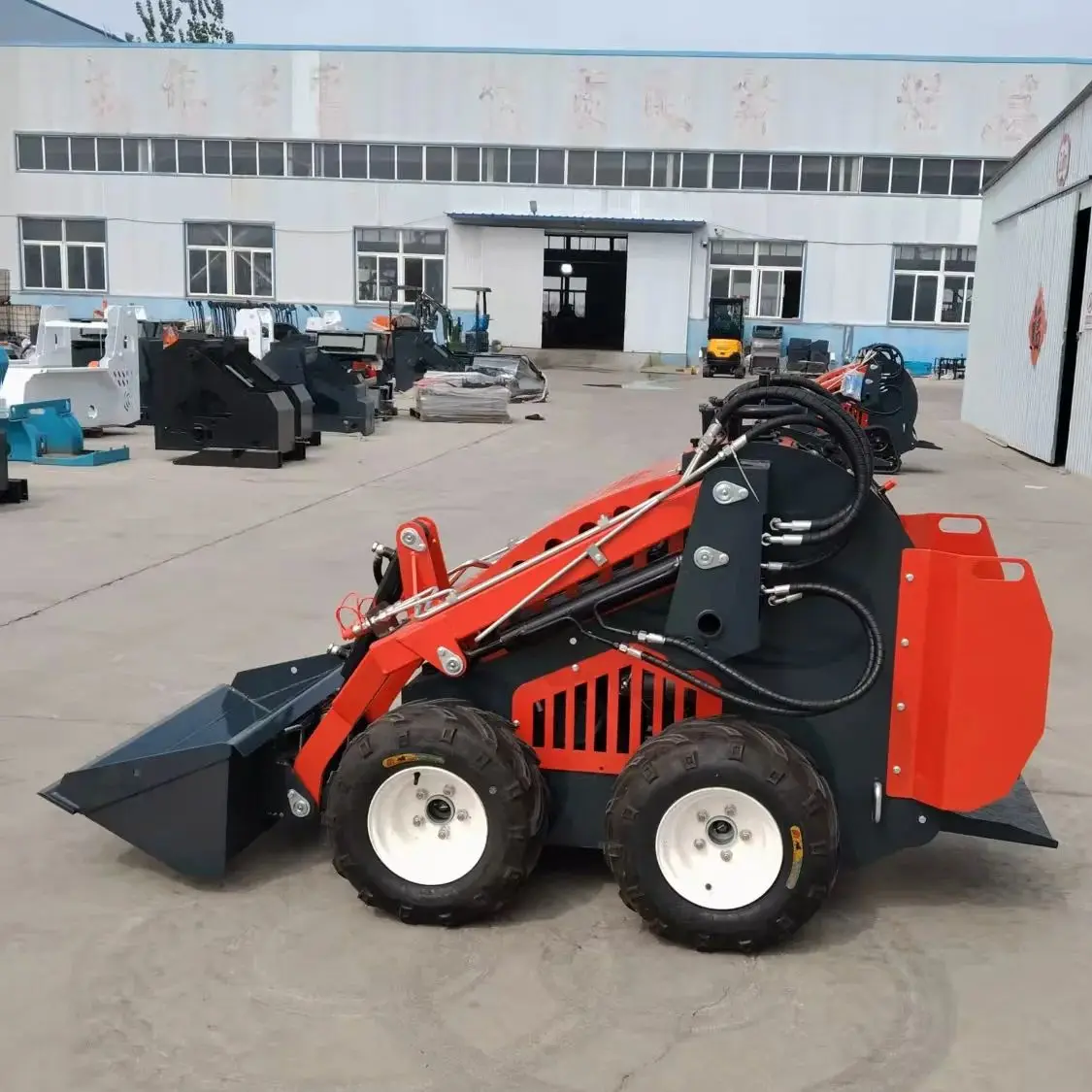 Раздвижной рулевой погрузчик с двигателем