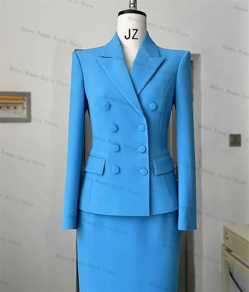 Небесно-голубой женский костюм с юбкой - Фотография_2