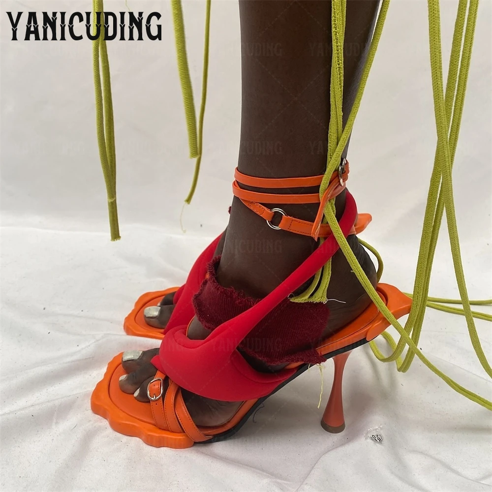 Сандалии на шпильке с цветочным узором - Фотография_6