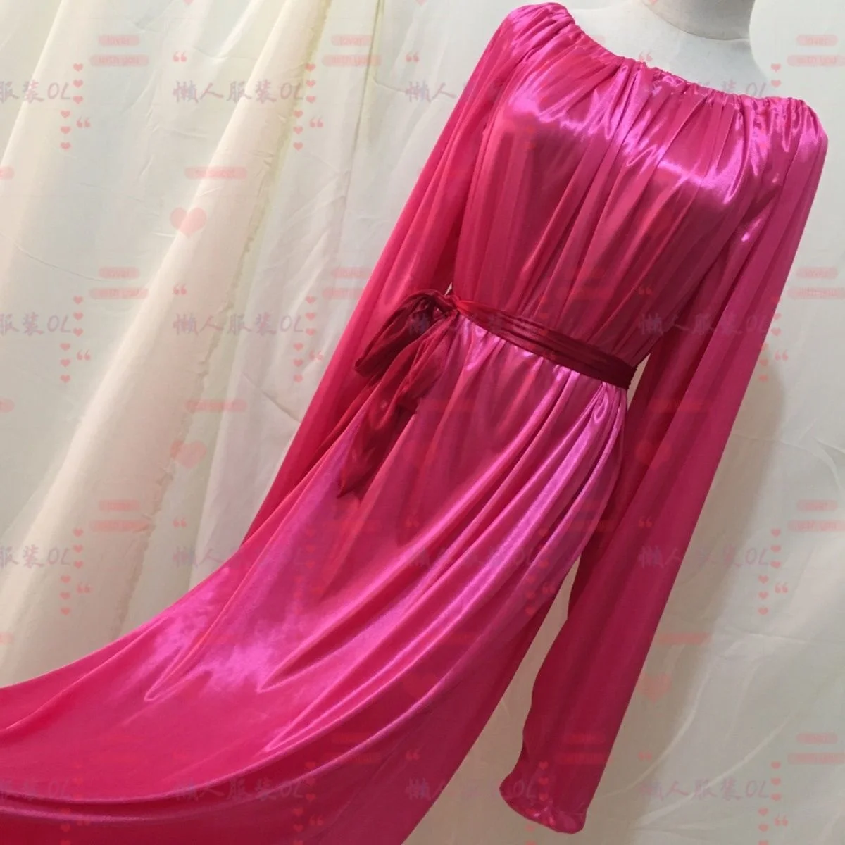 Платье женское длинное атласное с поясом - Фотография_3