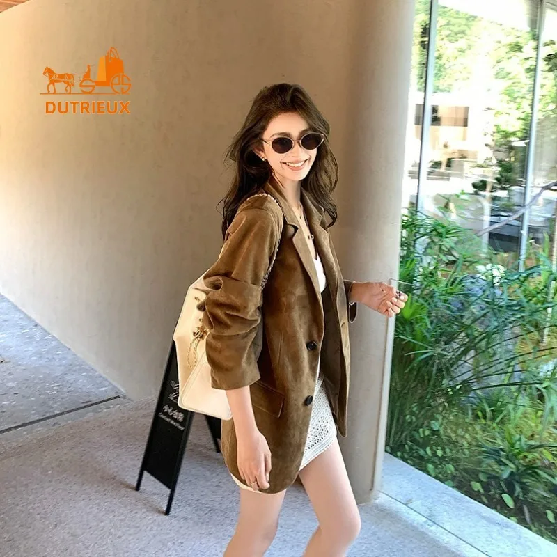 Осенне-зимний женский замшевый костюм средней длины - Фотография_6