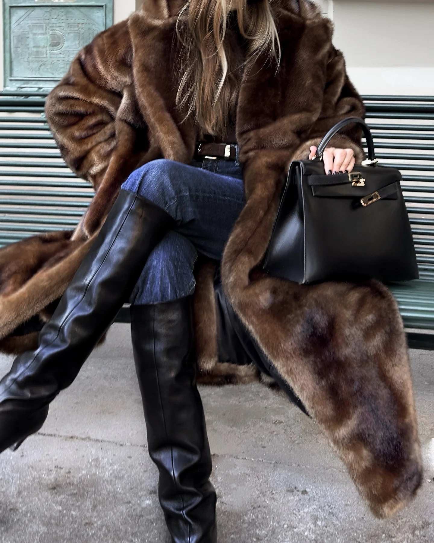 Темно-коричневое длинное пальто из искусственного меха - Фотография_4