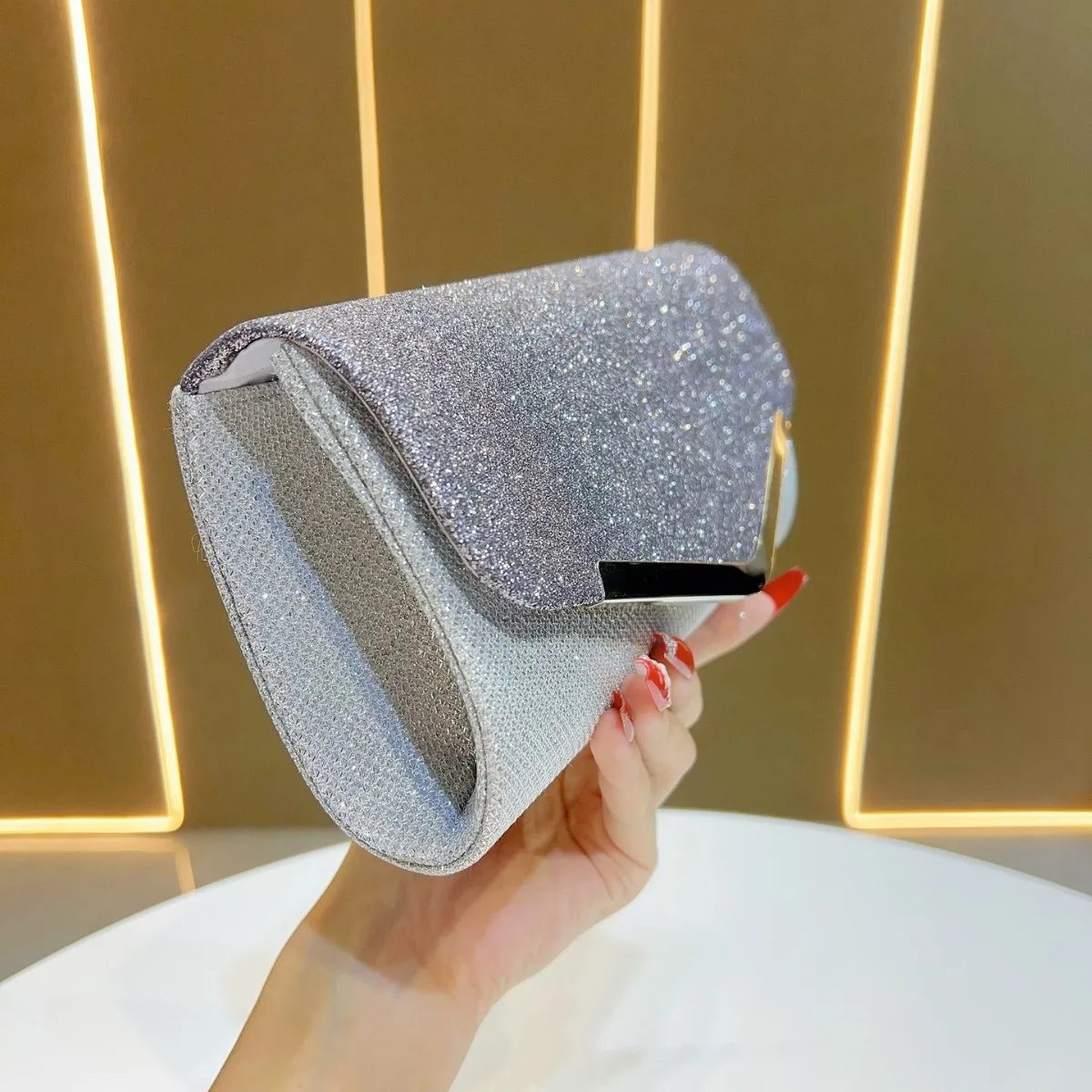 Элегантный блестящий клатч - Фотография_2