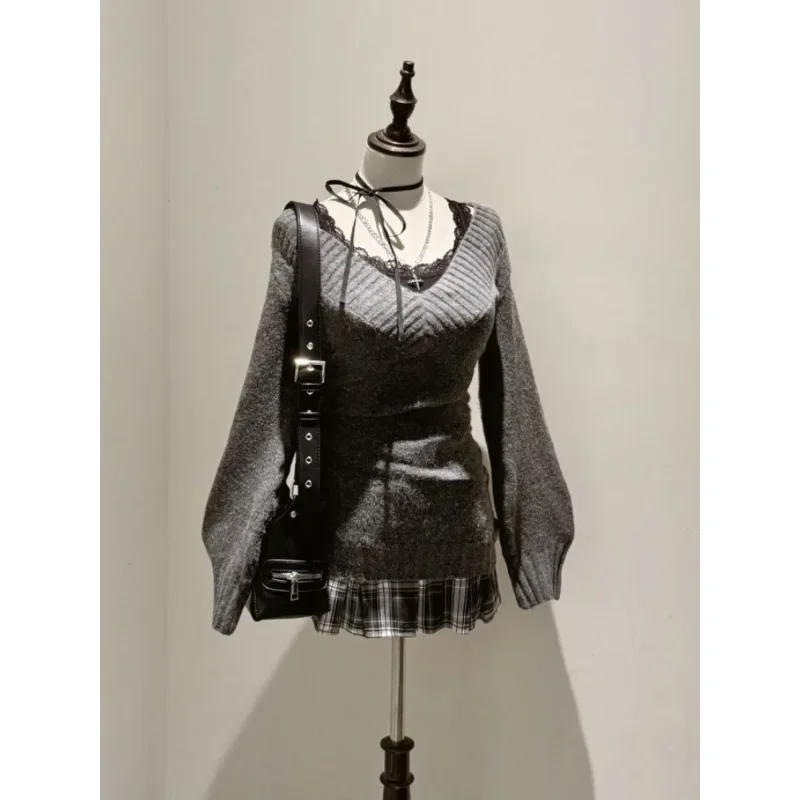 Женский трикотажный свитер с v-образным вырезом - Фотография_2