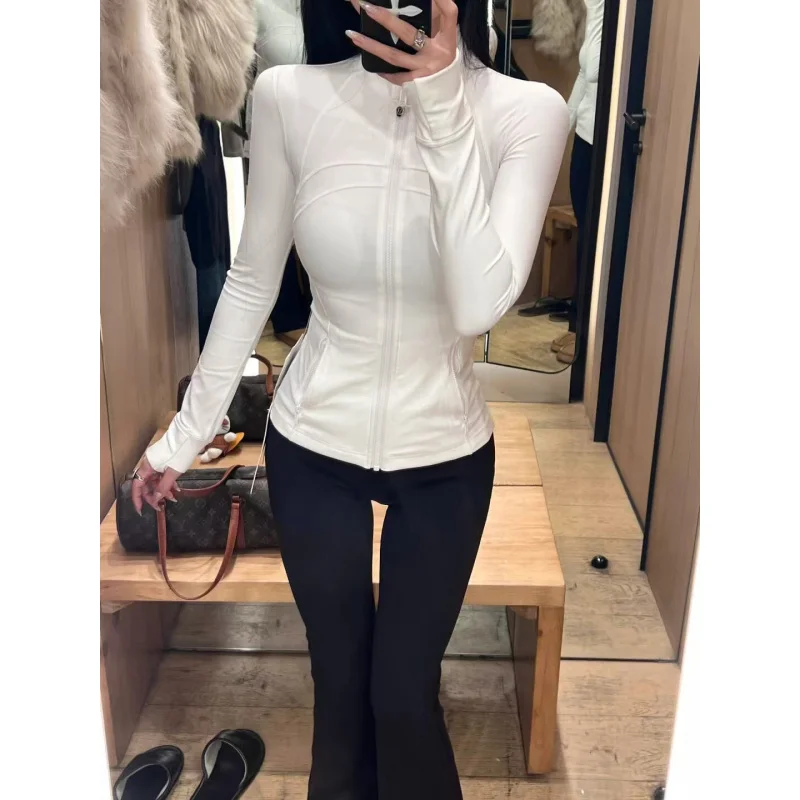 Лимонная женская укороченная куртка с воротником-стойкой - Фотография_4