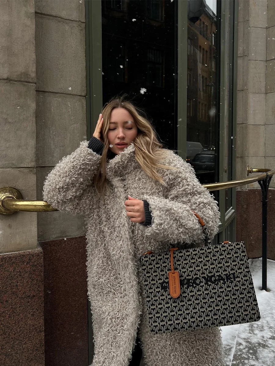 Серое шерстяное длинное пальто из искусственного меха для женщин - Фотография_6