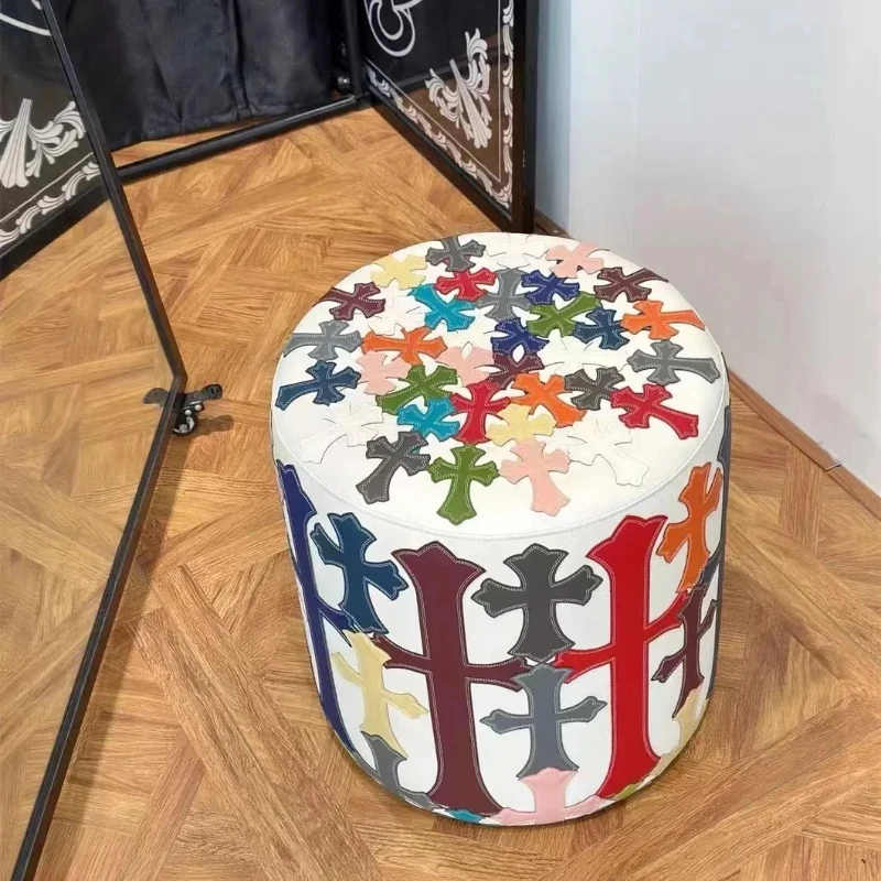 Красочный табурет с крестом