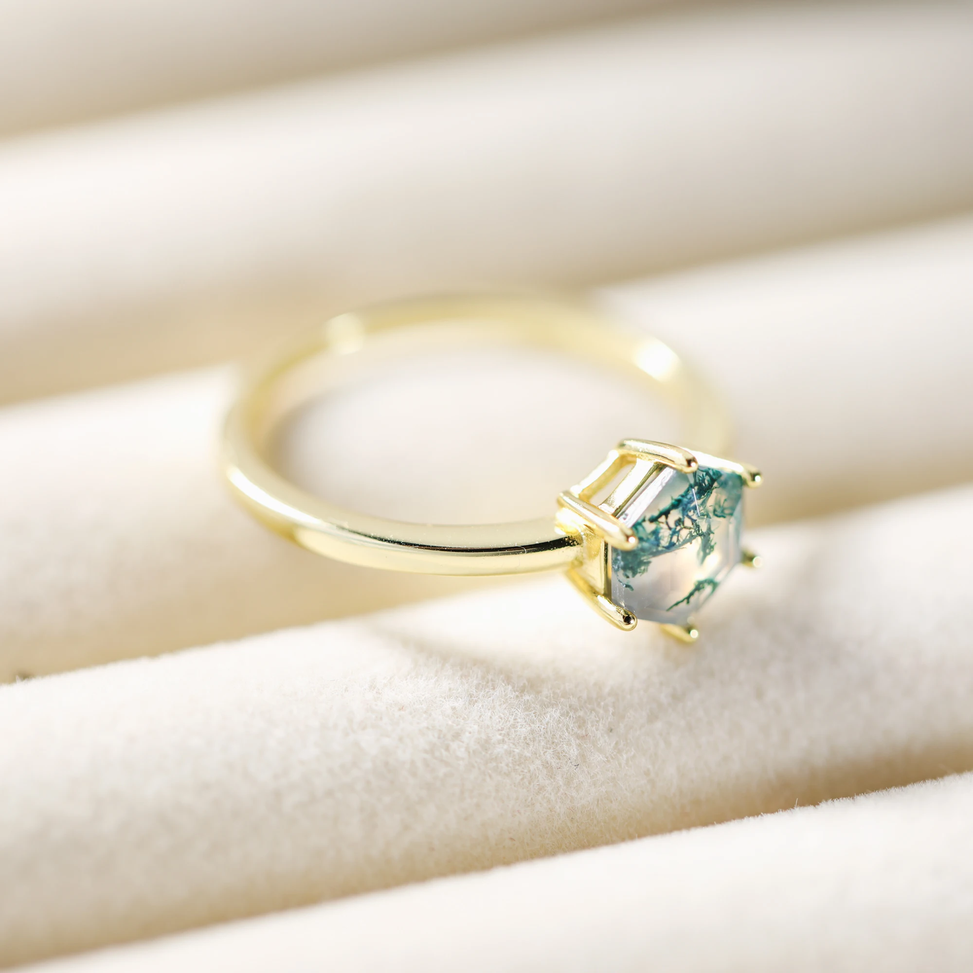 Элегантное обручальное кольцо с моховым агатом - Фотография_5