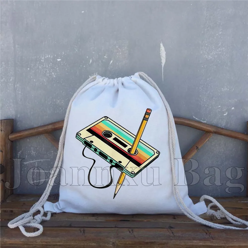 Кассетная лента 80-х годов с цветочным принтом в стиле ретро - Фотография_5