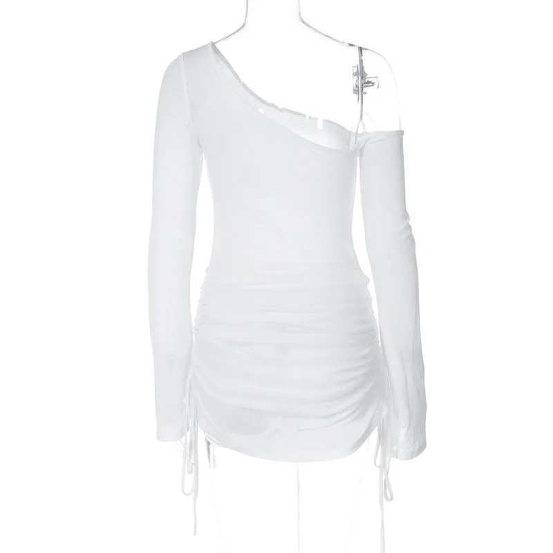 Мини-платье с длинным рукавом и косым плечом - Фотография_6