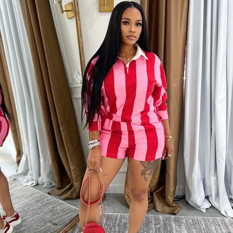 Спортивные костюмы в полоску с принтом