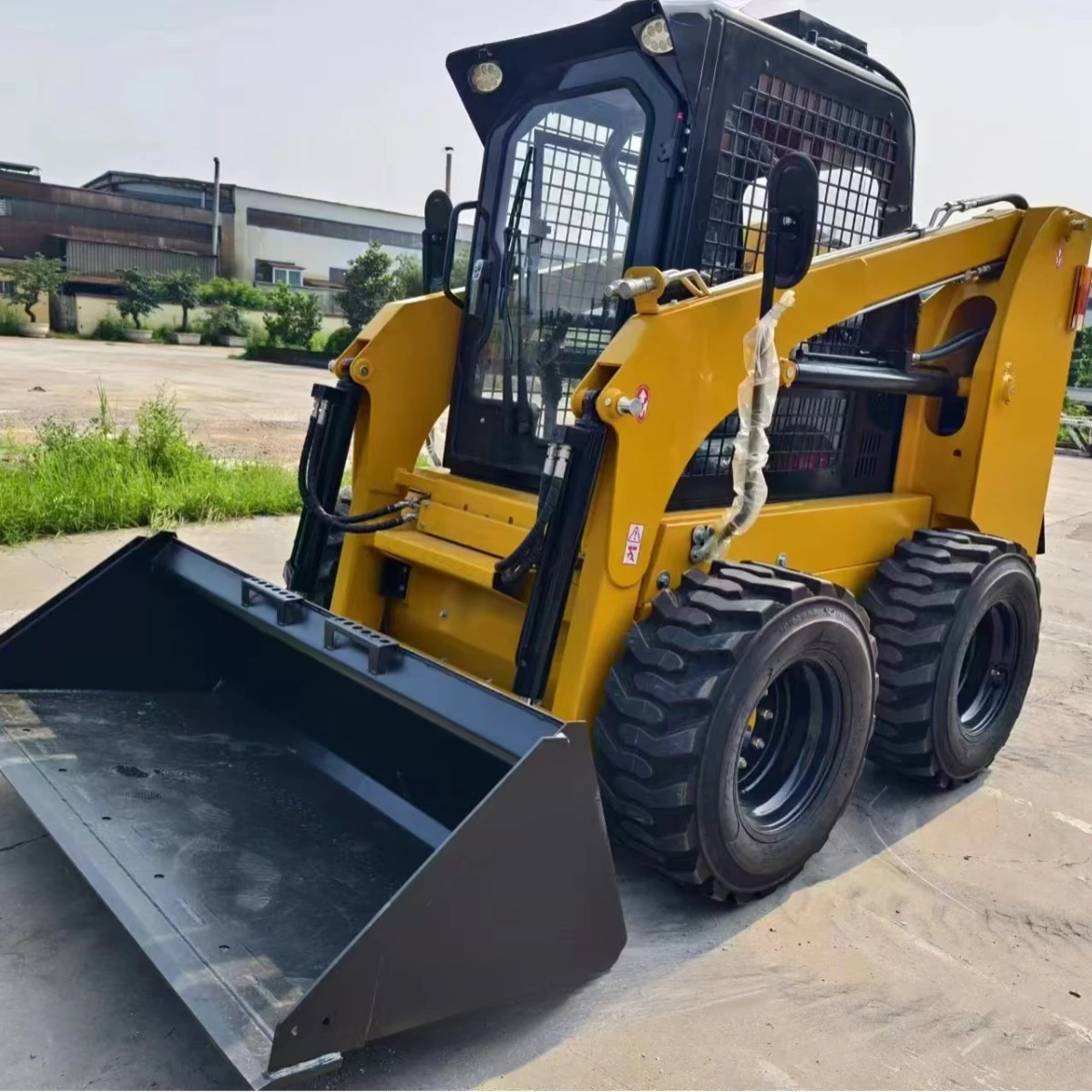 Небольшой мини-погрузчик с бортовым поворотом на строительной площадке - Фотография_4