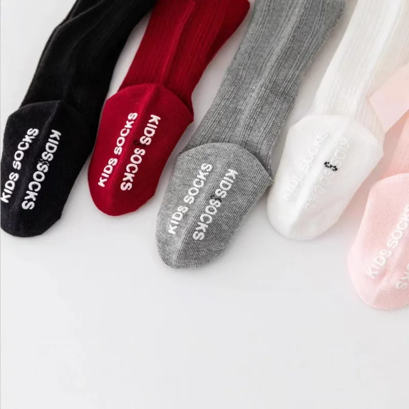 Красные гольфы с галстуком-бабочкой - Фотография_4