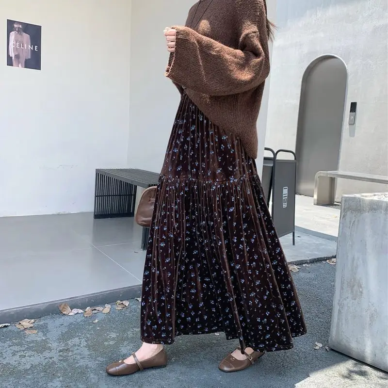 Бархатная юбка средней длины в стиле ретро