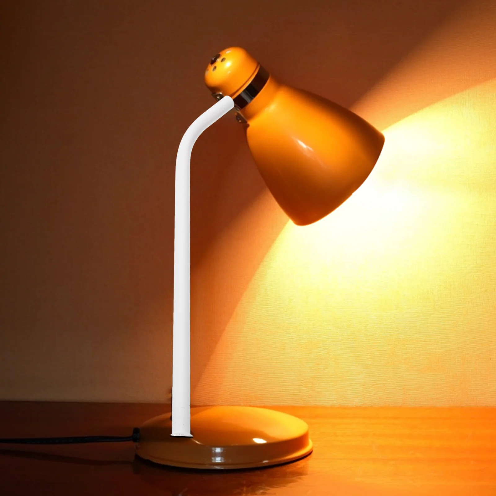 Настольная лампа с изогнутым стержнем - Фотография_4