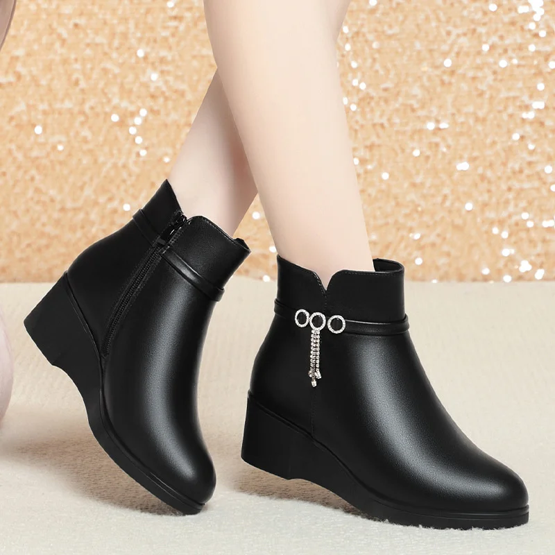 Женские зимние ботильоны на танкетке