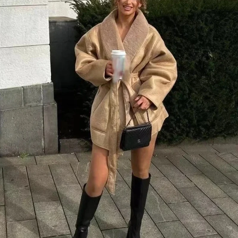 Женское пальто из овчины из искусственной кожи с поясом - Фотография_3