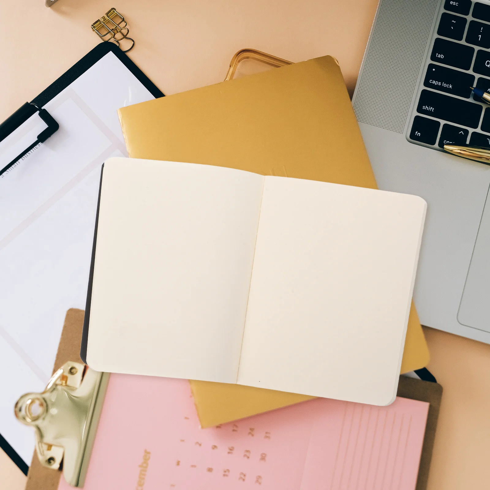 Минималистичный пустой набор блокнотов - Фотография_2