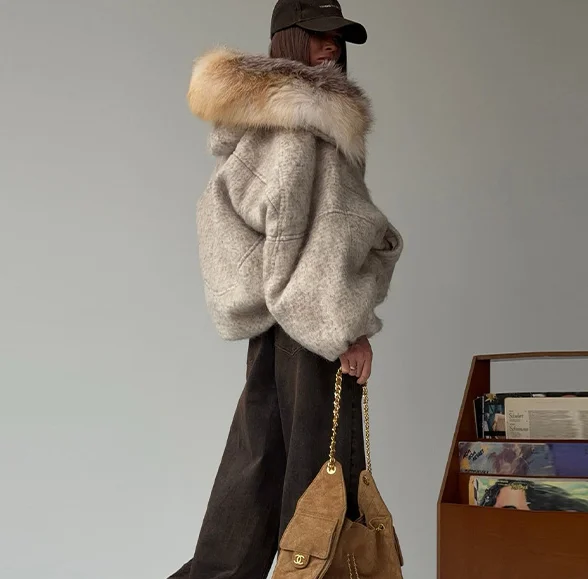 Теплая куртка с воротником из искусственного меха и длинными рукавами - Фотография_2