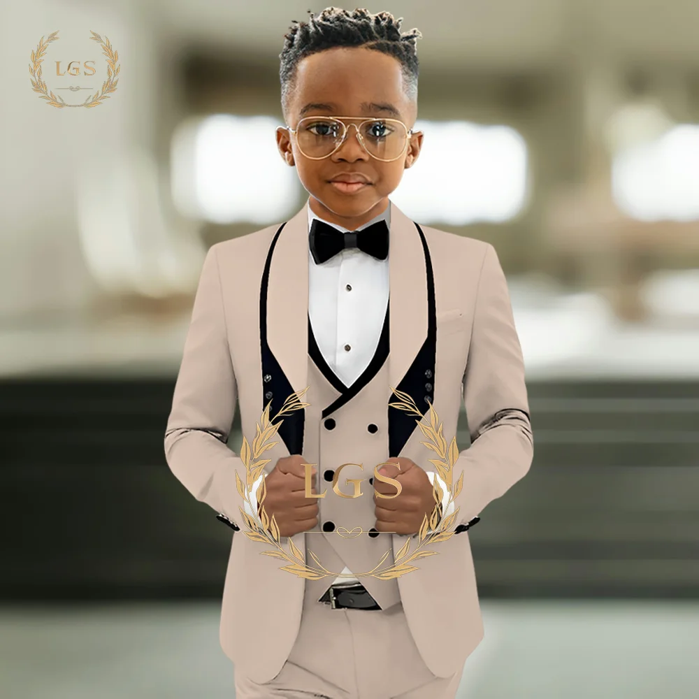 Бежевый костюм из трех предметов для мальчиков