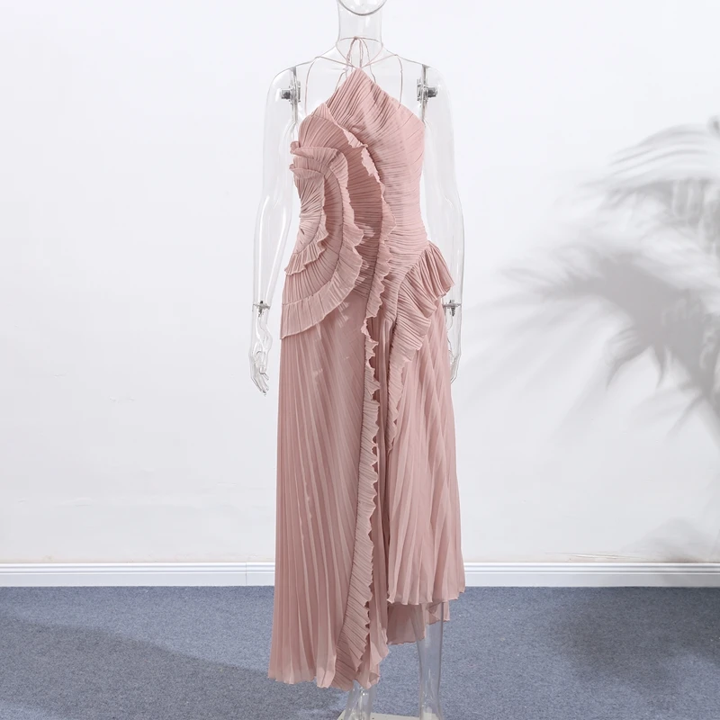 Элегантное вечернее платье с бретельками на шее и оборками - Фотография_6