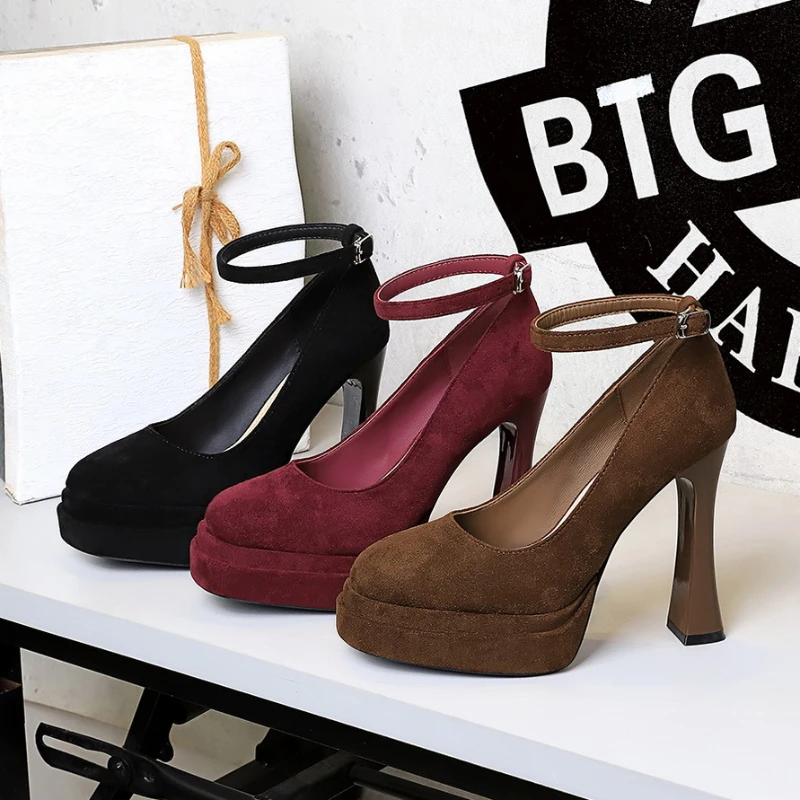 Легкие женские туфли на очень высоком каблуке с круглым носком