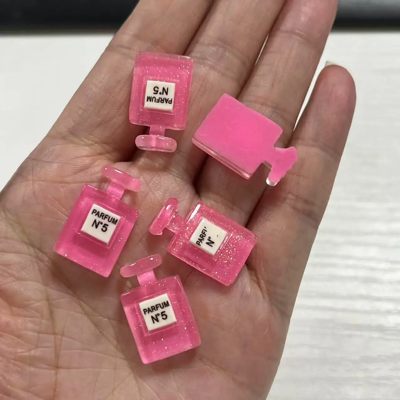 Кавайный блестящий розовый флакон духов из смолы - Фотография_4