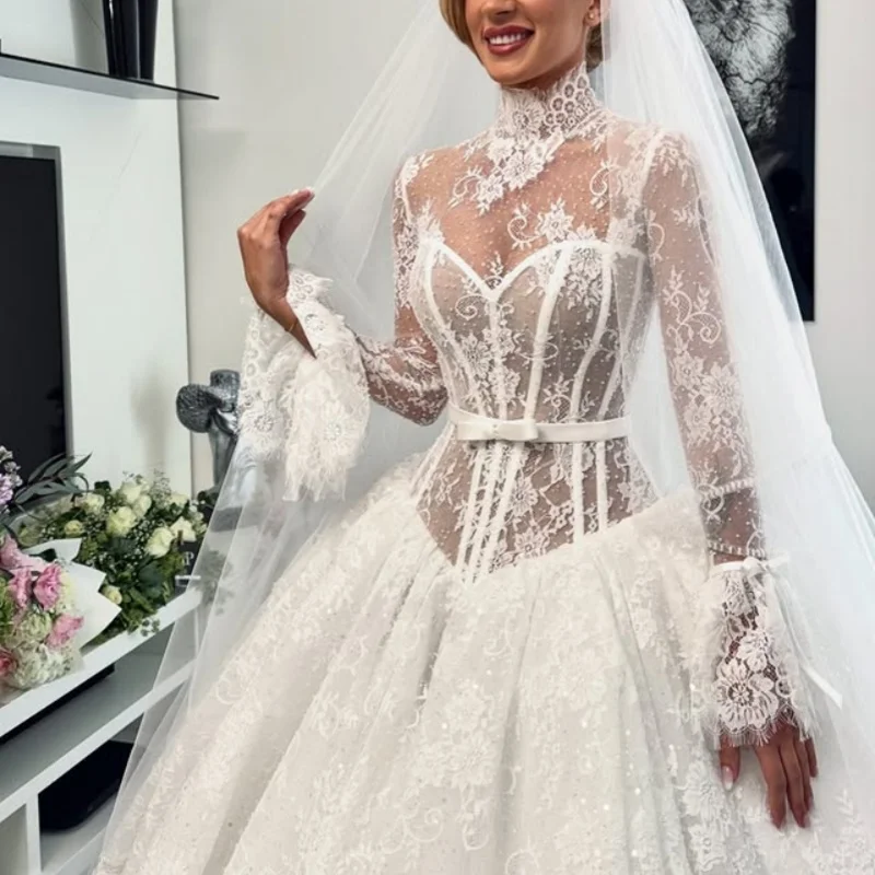 Кружевные белые свадебные платья с открытыми плечами - Фотография_5