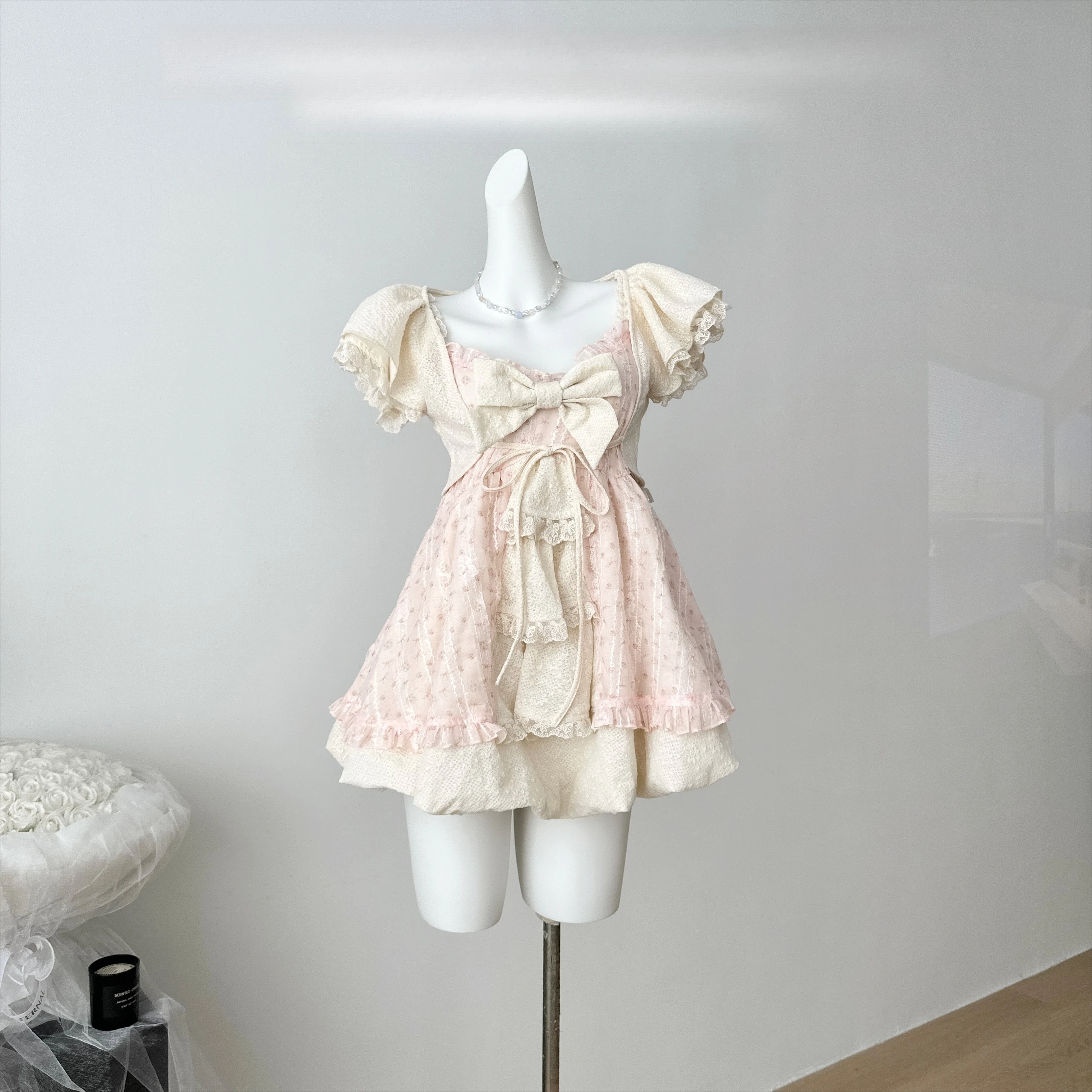 Милое кружевное платье в стиле лолиты с бантом