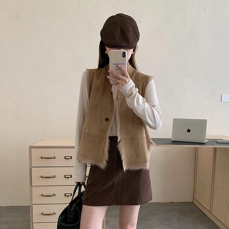 Женский кожаный жилет с меховым воротником без рукавов - Фотография_3