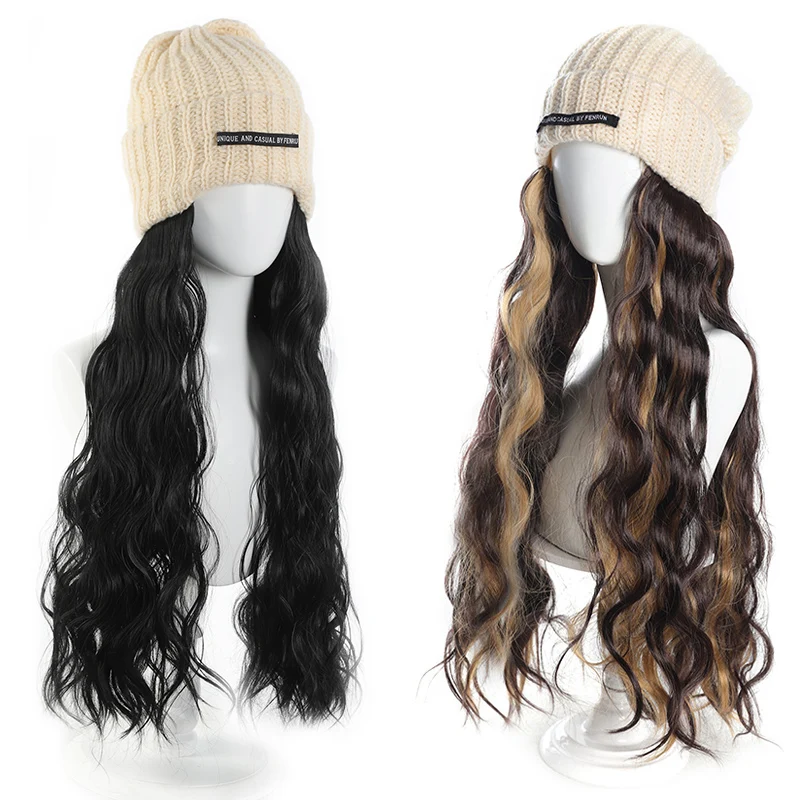 Белоснежная вязаная шапка с волнистыми вьющимися волосами - Фотография_2