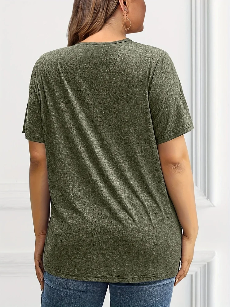 Женская футболка больших размеров с коротким рукавом и однотонным вырезом - Фотография_6