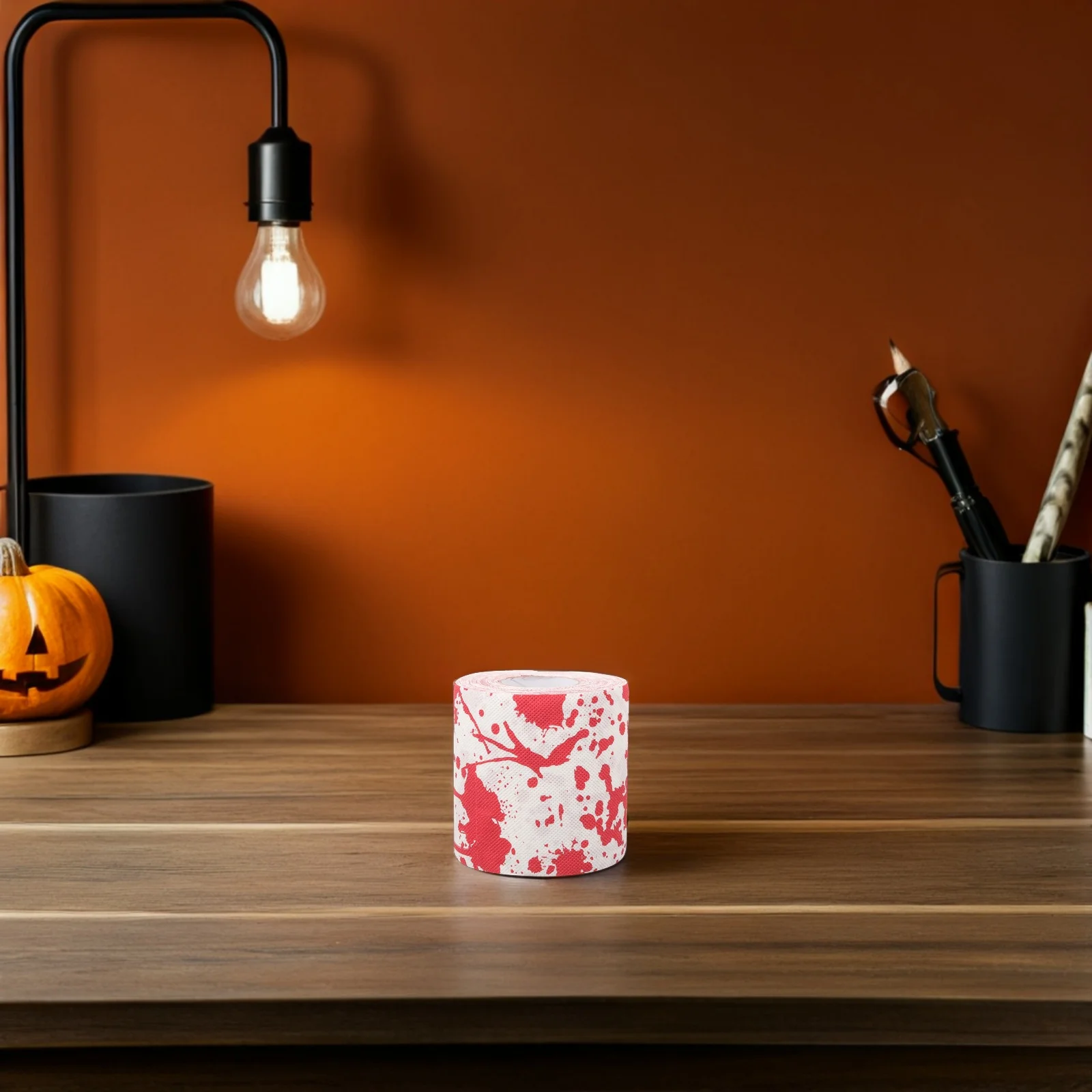 4 рулона туалетной бумаги с кровавым отпечатком руки на хэллоуин - Фотография_2