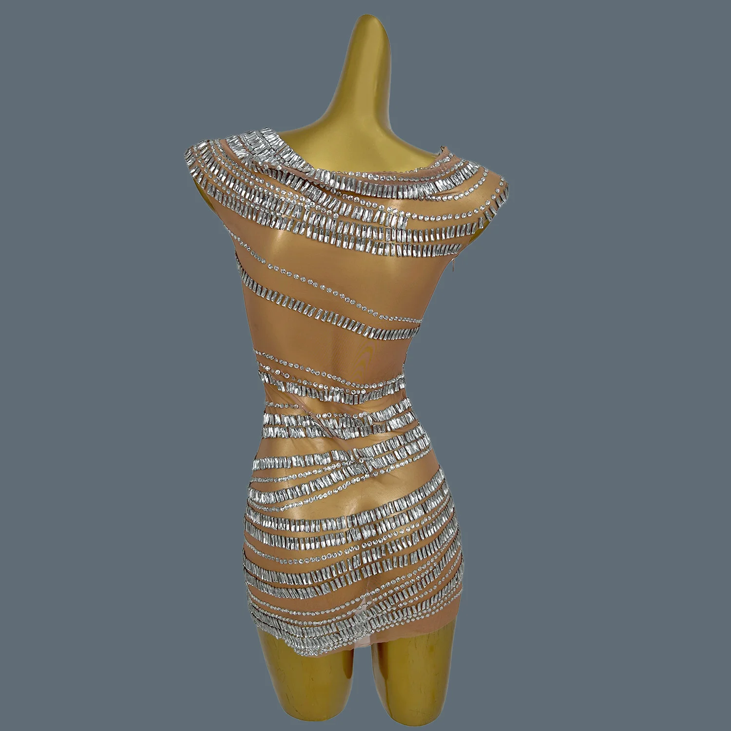 Женское короткое платье с блестящими кристаллами - Фотография_2