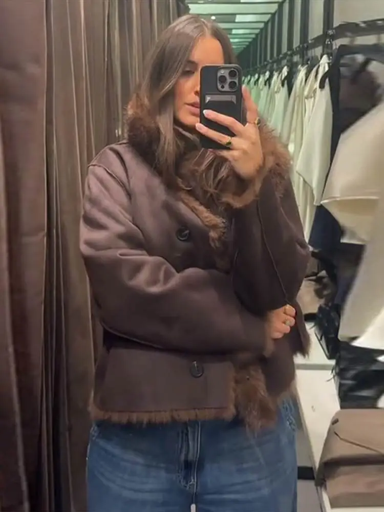 Свободное женское пальто из искусственного меха со вставками - Фотография_4