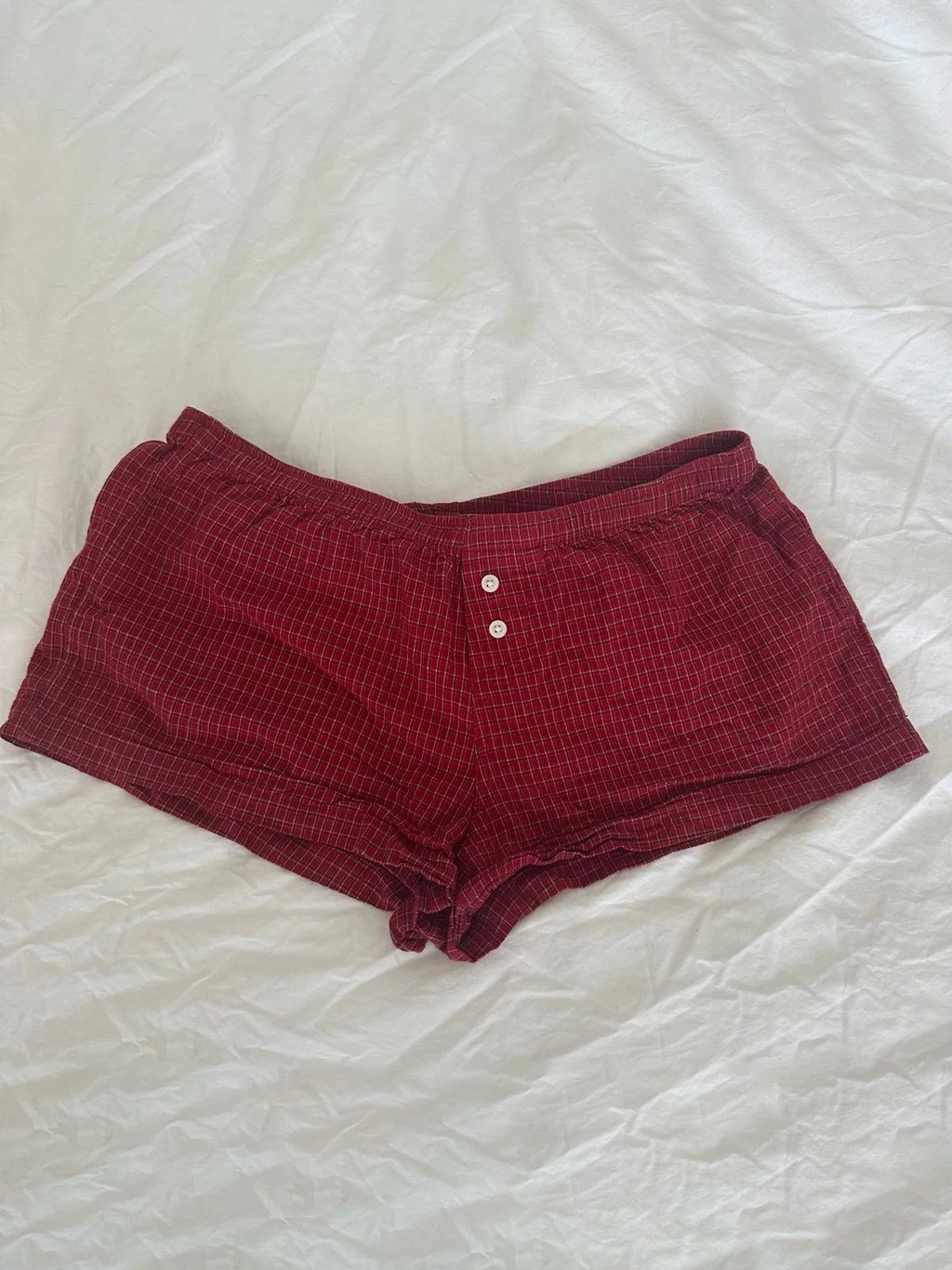 Красная клетчатая футболка и шорты - Фотография_5