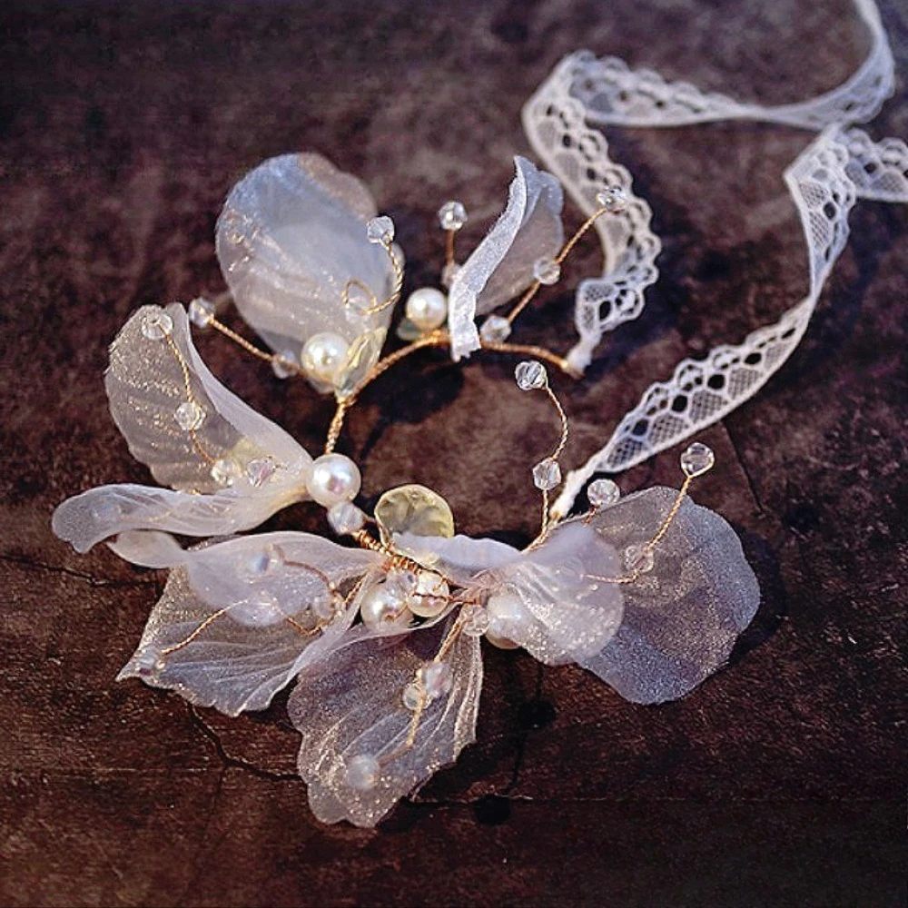 Элегантная свадебная бутоньерка на запястье для жениха - Фотография_2