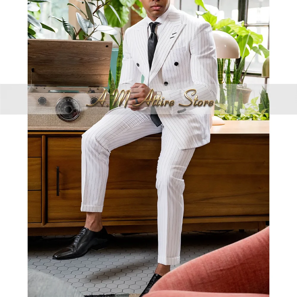 Мужской белый костюм в тонкую полоску
